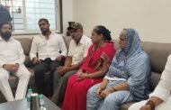 जिल्हा परिषद माजी उपाध्यक्ष रवी साळुंखे यांच्या निधनानंतर  घरी सांत्वनासाठी उपमुख्यमंत्री एकनाथ शिंदे