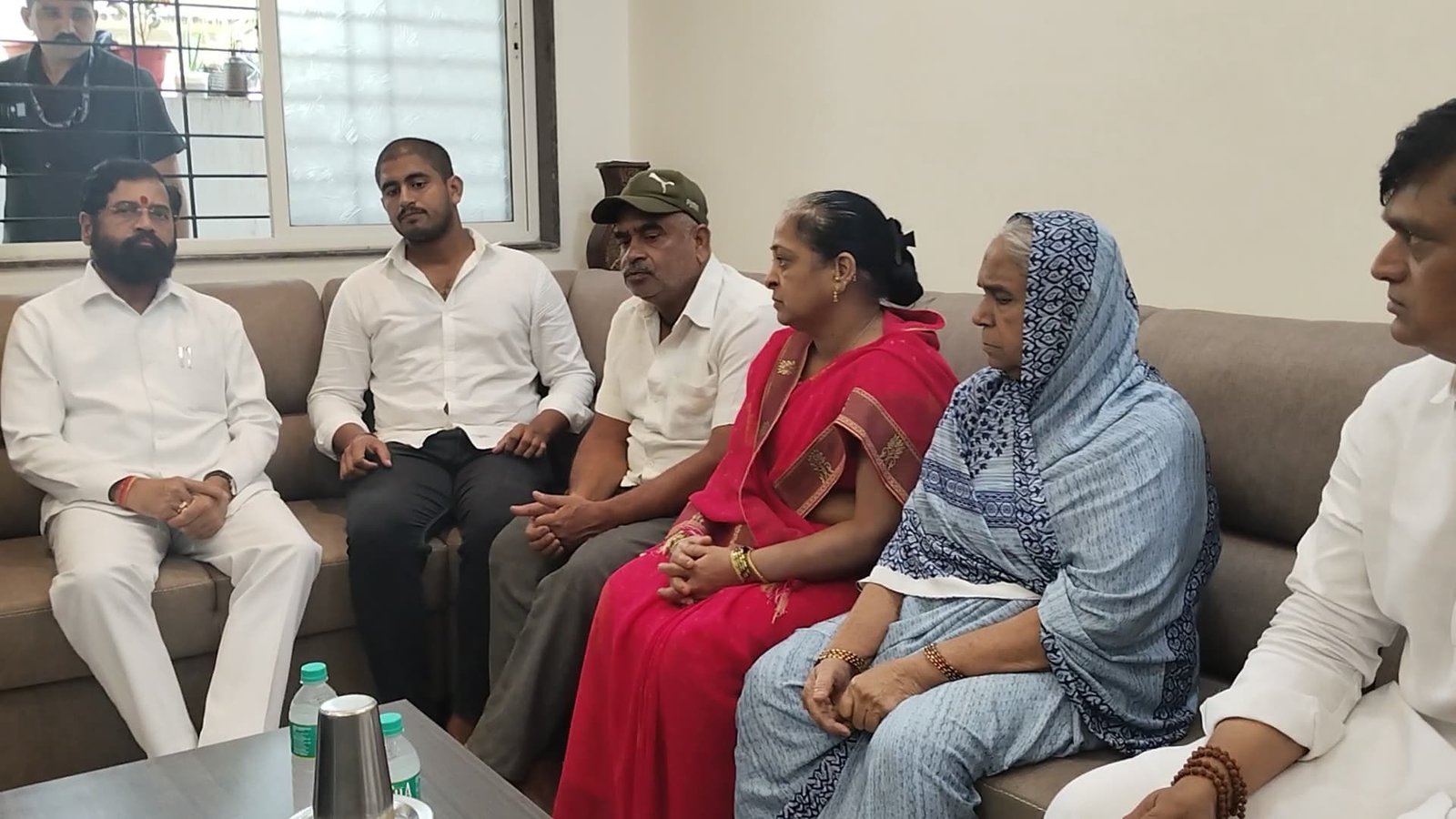 जिल्हा परिषद माजी उपाध्यक्ष रवी साळुंखे यांच्या निधनानंतर  घरी सांत्वनासाठी उपमुख्यमंत्री एकनाथ शिंदे