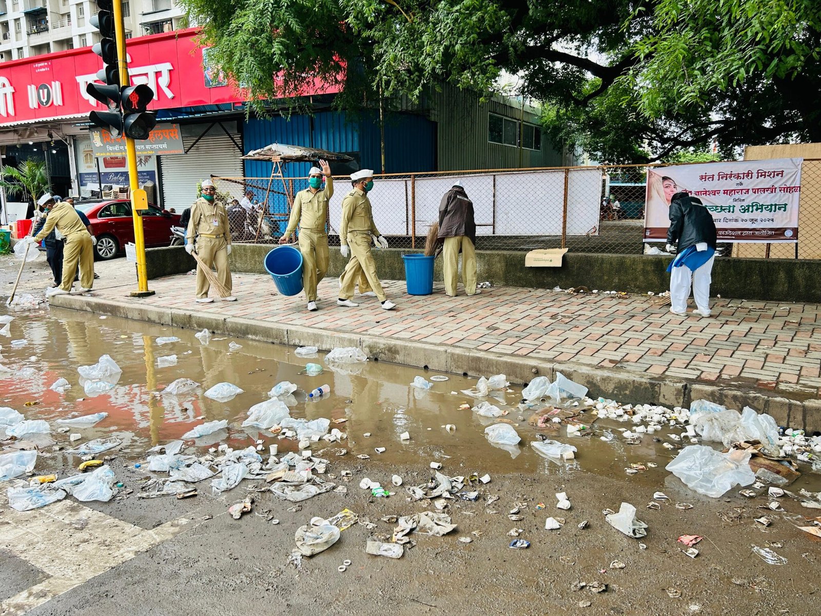 निरंकारी मिशनच्या सेवादारांकडून पालखी मार्गाची स्वच्छता संपन्न...