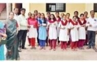 खतगाव सौ,म, विद्यालय विद्यार्थिनींना  शाळेतच मोफत एसटी पासचे वितरण.