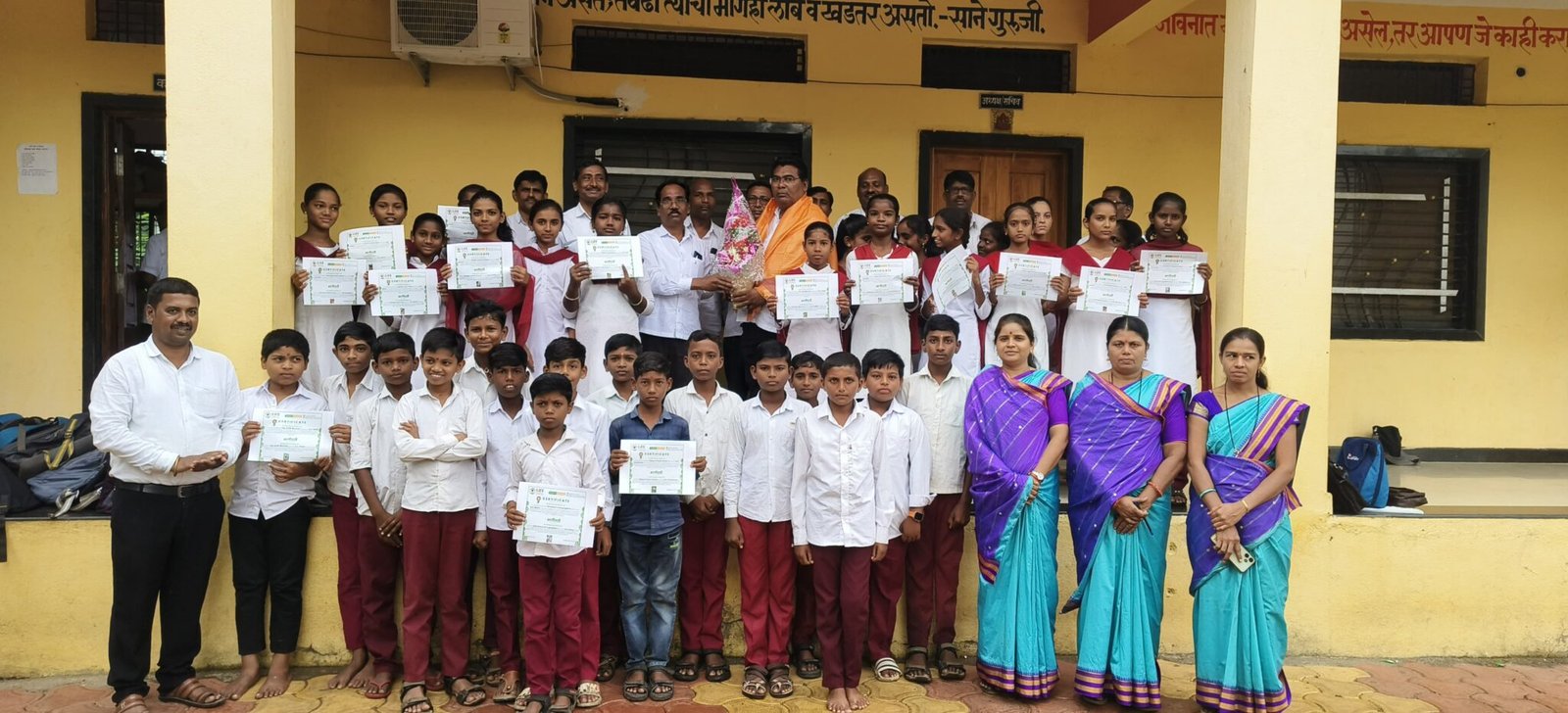 खतगाव शाळेत एक वर्क्ष, आईच्यान नावाने  झाडे लावा झाड़े जगवा हा उपक्रम लाभविले