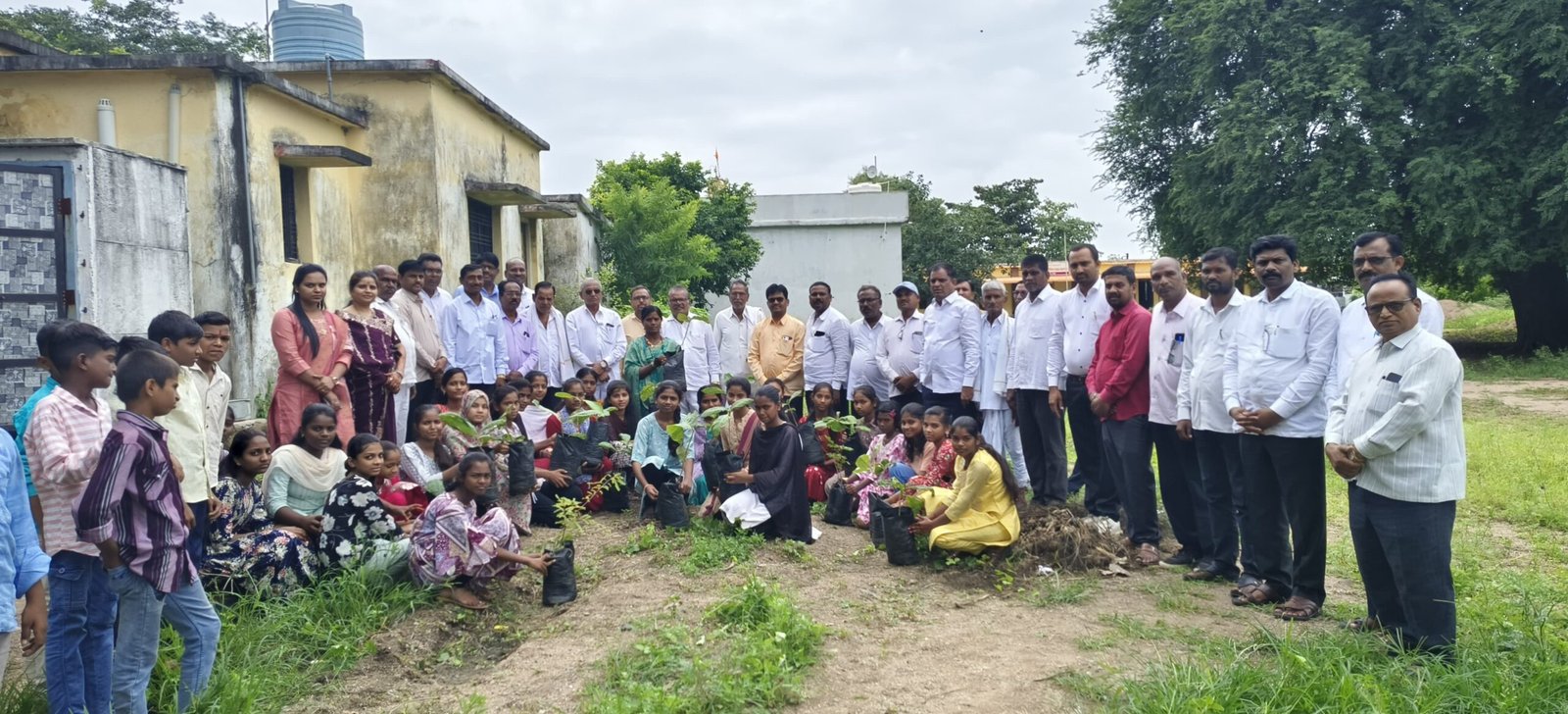खतगाव सौ. मंजुळाबाई माध्यमिक व उच्च माध्यमिक विद्यालय  येथे एक झाड आईच्या नावाने