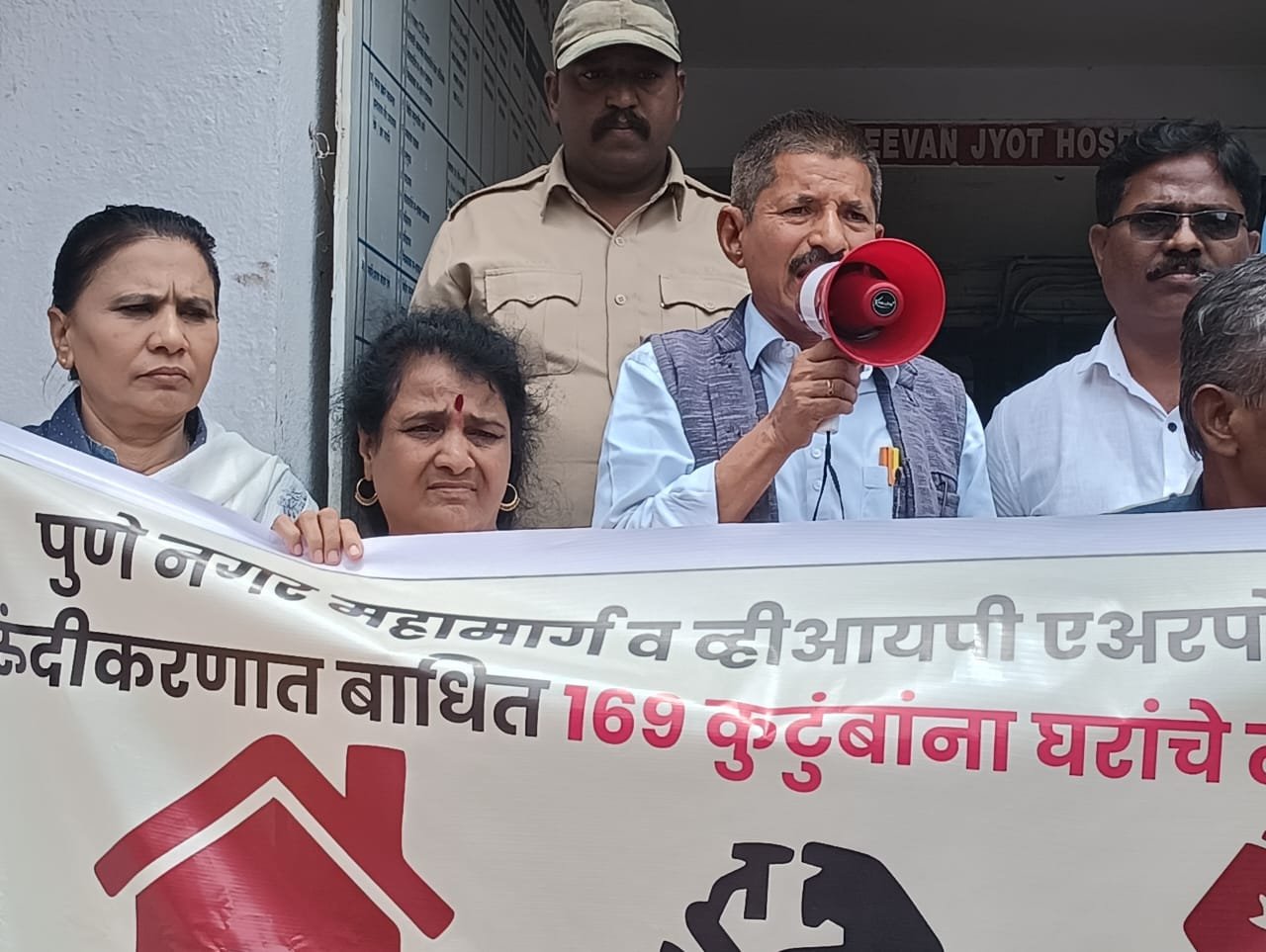 सिद्धार्थनगर मधील रस्ता बाधितांचा रामवाडी क्षेत्रीय कार्यालयाला घेराव*