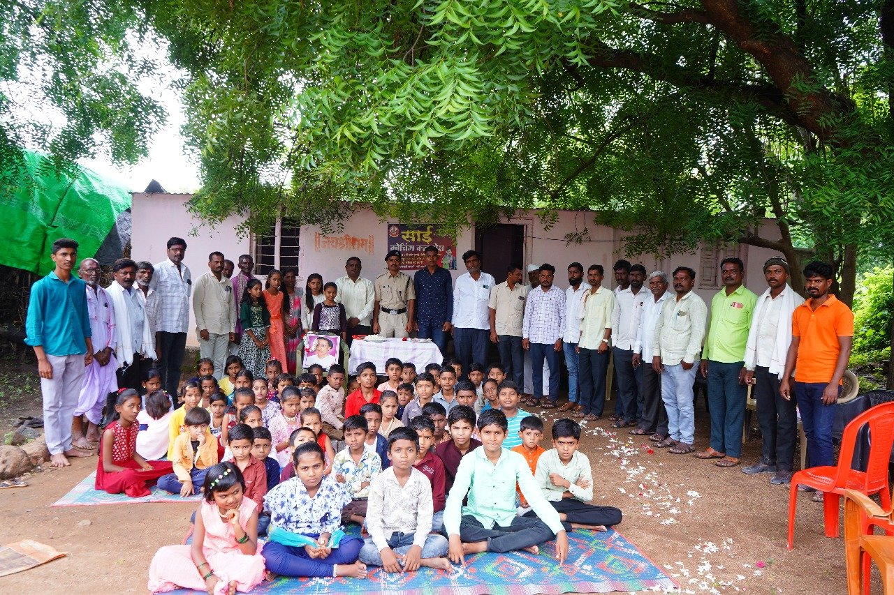 थडीसावळी साई कोचिंग क्लासेस  लोकशाहीर आण्णाभाऊ साठे यांची  जयंती साजरी,