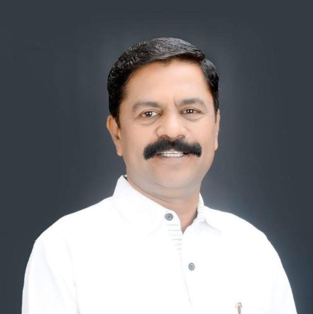 रोजच्या प्रमाणे किराणा  दुकान बंद करून गल्लीमध्ये थोडं पाय मोकळे करायला निघाले होते. इतक्यात एक गोड, कोवळी हाक आली —