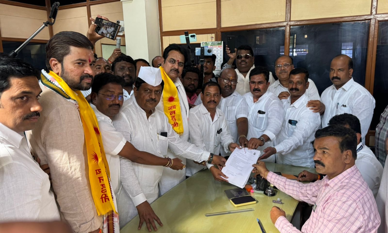 प्रदीप गारटकर यांनी कृष्णा भीमा विकास आघाडीकडून नगराध्यक्षपदाचा अर्ज भरला