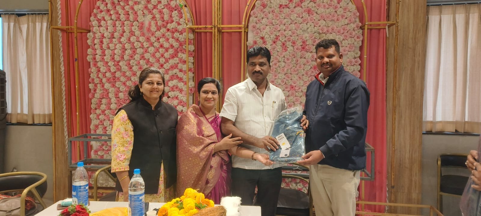 सरपंच अश्विनीताई बंडगर यांच्या वाढदिवसानिमित्त पत्रकारांना जॅकेट वाटप