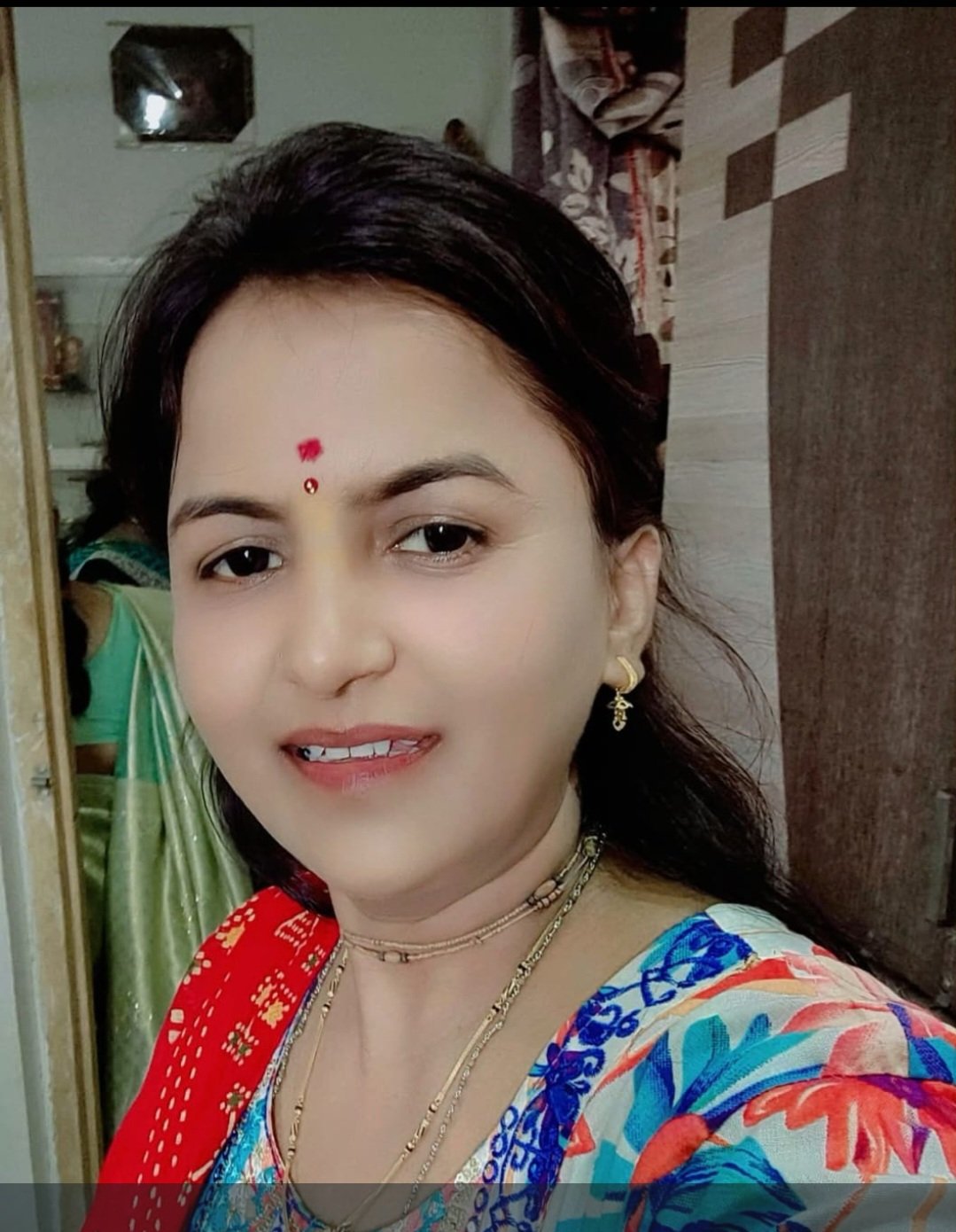 कोल्हापूरच्या मध्यवर्ती आणि अत्यंत गजबजलेल्या राजारामपुरी परिसरातील ही घटना. दुपारची वेळ होती. रस्त्यावर बरीच गर्दी होती. तितक्यात एक काळ्या रंगाची, काळ्या काचा असलेली महागडी फॉर्च्युनर गाडी वेगात आली. गाडी चालवणाऱ्या तरुणाने कोणतीही हॉर्न न देता गाडी थेट एका गरीब फळविक्रेत्याच्या हातगाडीवर घातली.