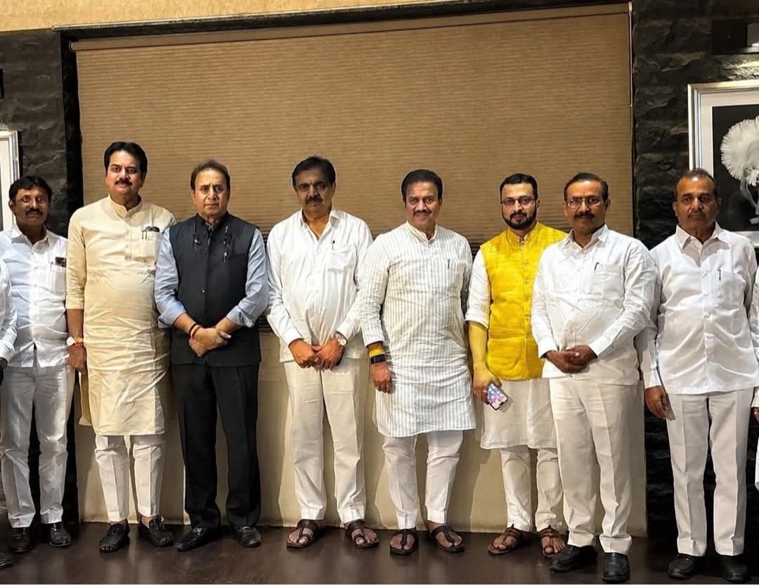 शिरूर तालुक्याचे माजी आमदार अशोक बापू  पवार यांचे चिरंजीवीच्या विवाहाच्या निमित्ताने उपस्थित होते
